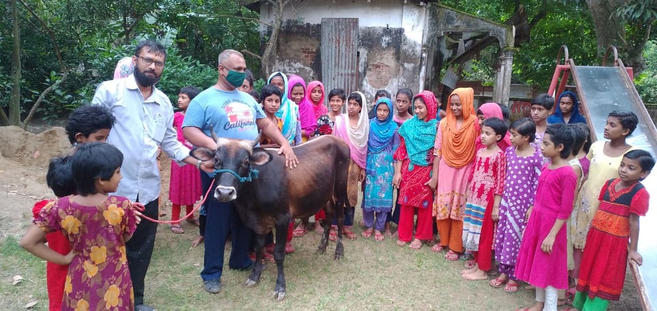 কোরবানির গরু উপহার পেয়ে শিশু পরিবারের নিবাসীদের মুখে হাসি