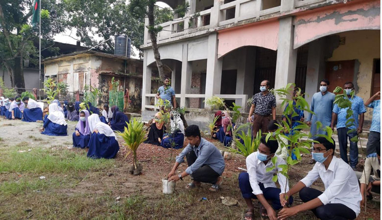 প্রধানমন্ত্রীর জন্মবার্ষিকীতে ৭৫ ফলজ ও ঔষধি বৃক্ষ রোপন করলো শিক্ষার্থীরা