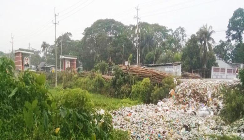 মুক্তিযোদ্ধা সংসদ ভবনের সামনে আবর্জনা!