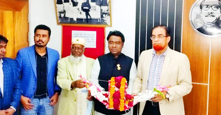 আকম বাহাউদ্দিন বাহার এমপিকে কালিরবাজারের চেয়ারম্যান মোঃ নুরুল ইসলামের ফুলেল শুভেচ্ছা