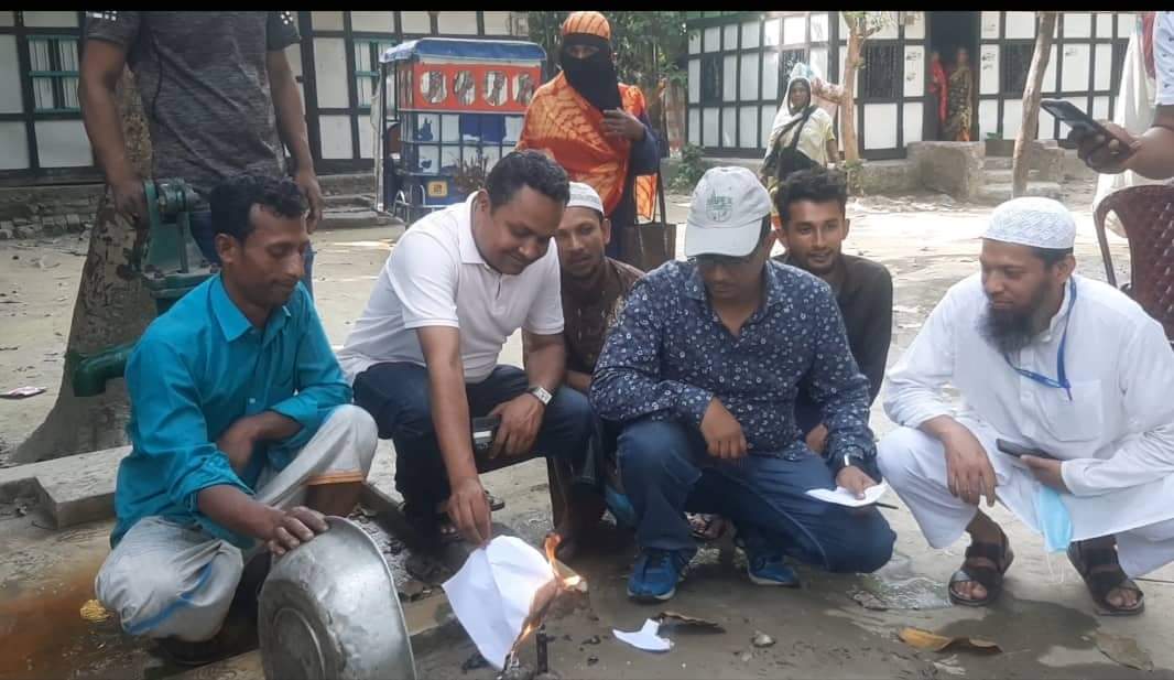 হাইমচরে নলকূপের পাশ থেকে বের হচ্ছে গ্যাস