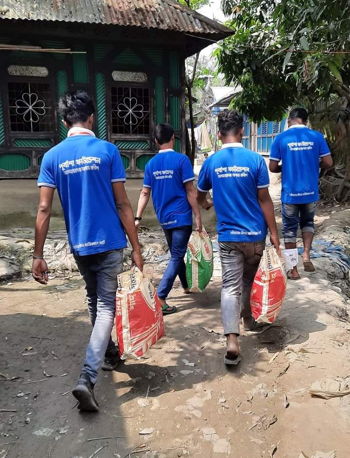 ফরিদগঞ্জে নিম্ন আয়ের মানুষের দৌড়গড়ায় ইফতার সামগ্রী নিয়ে পূর্বাশা ফাউন্ডেশন