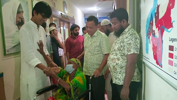 বৃদ্ধাকে হুইল চেয়ার দিলেন পৌর মেয়র