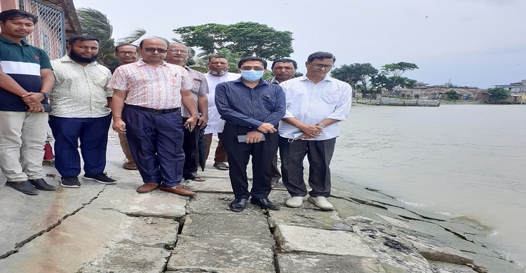 প্রবল স্রোতে পুরাণ বাজার মেঘনা পাড়ের ব্লক দেবে গেছে