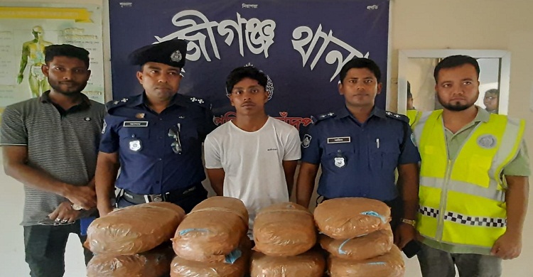 হাজীগঞ্জে গাঁজাসহ আটক ১