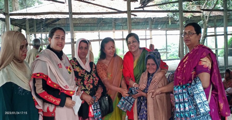 বেদে সম্প্রদায়ের মাঝে মাতৃপীঠ শতবর্ষ উদযাপন কমিটির শীতবস্ত্র ও বিভিন্ন উপকরণ বিতরণ