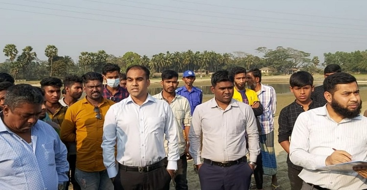 হাজীগঞ্জে ভ্যেকু দিয়ে মাটি কাটায় ইউপি চেয়ারম্যানসহ ৫জনকে জরিমানা ৫লাখ টাকা