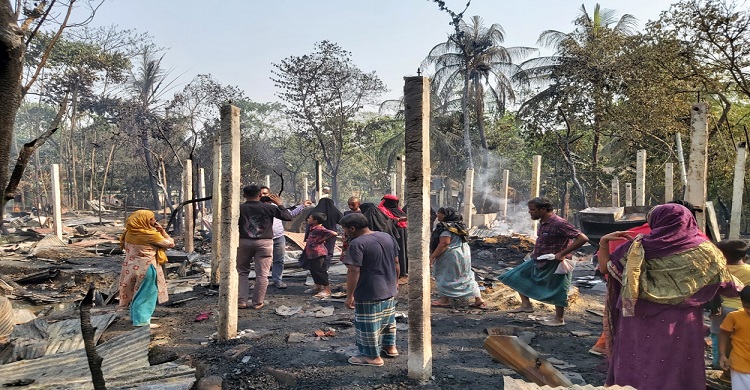 ১০ গৃহস্থের ১৮ ঘরসহ পুরো বাড়ি আগুনে পুড়ে ছাই