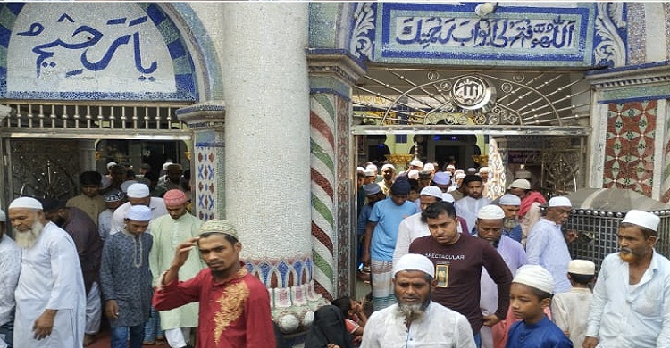 রমজানের প্রথম জুমায় মুসল্লিদের ঢল