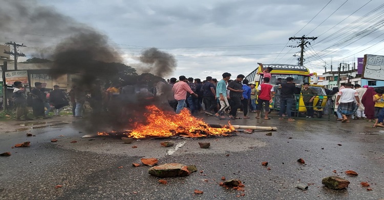 হাজীগঞ্জে ছাত্রলীগের দেড় ঘন্টা সড়ক অবরোধ
