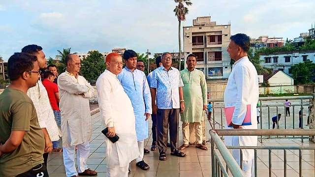 অরুন নন্দী সুইমিংপুল সংস্কার কাজ পরিদর্শনে জেলা প্রশাসক