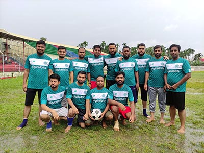 চাঁদপুর স্টেডিয়ামে আইনজীবী ও সহকারীদের প্রীতি ফুটবল ম্যাচ