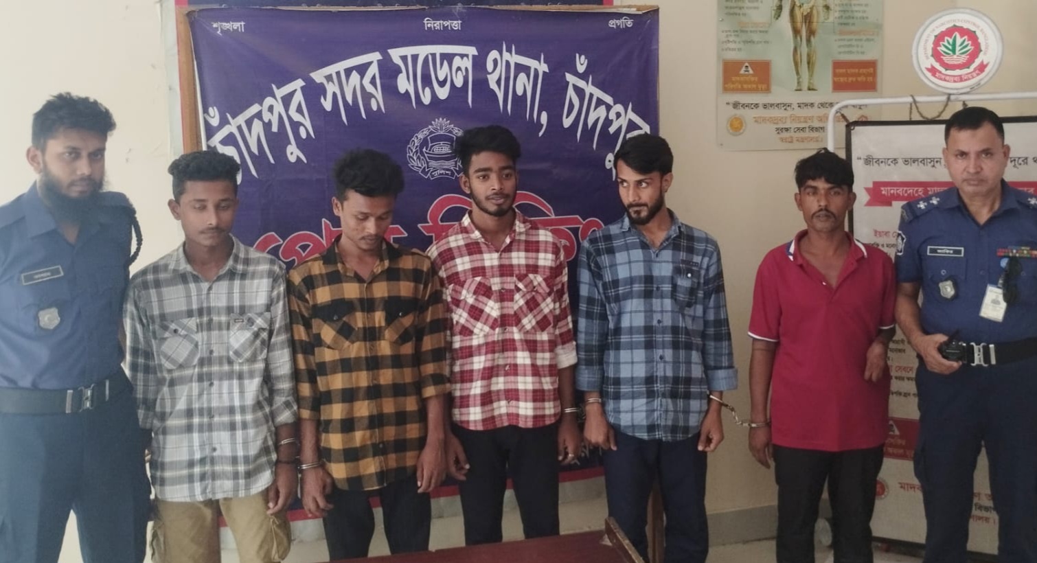 চাঁদপুর জেনারেল হাসপাতাল থেকে ৫ ‘দালাল’ আটক