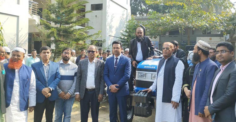 চরাঞ্চলে চাষাবাদের জন্যে কৃষক সমিতির মাঝে ট্রাক্টর ও পাওয়ার টিলার বিতরণ