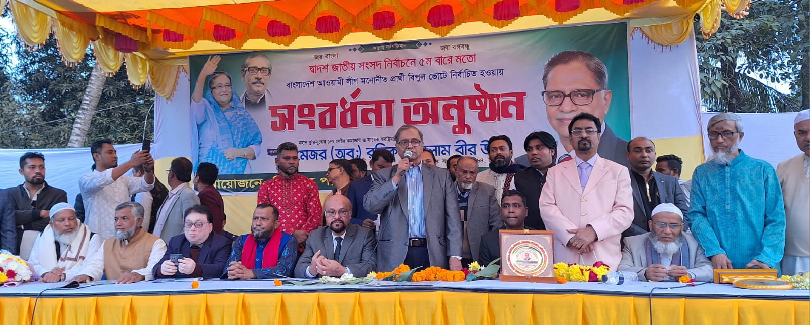 হাজীগঞ্জের সংবর্ধনায় ফুলে ফুলে সিক্ত হলেন মেজর অব. রফিকুল ইসলাম (বীর উত্তম) এমপি