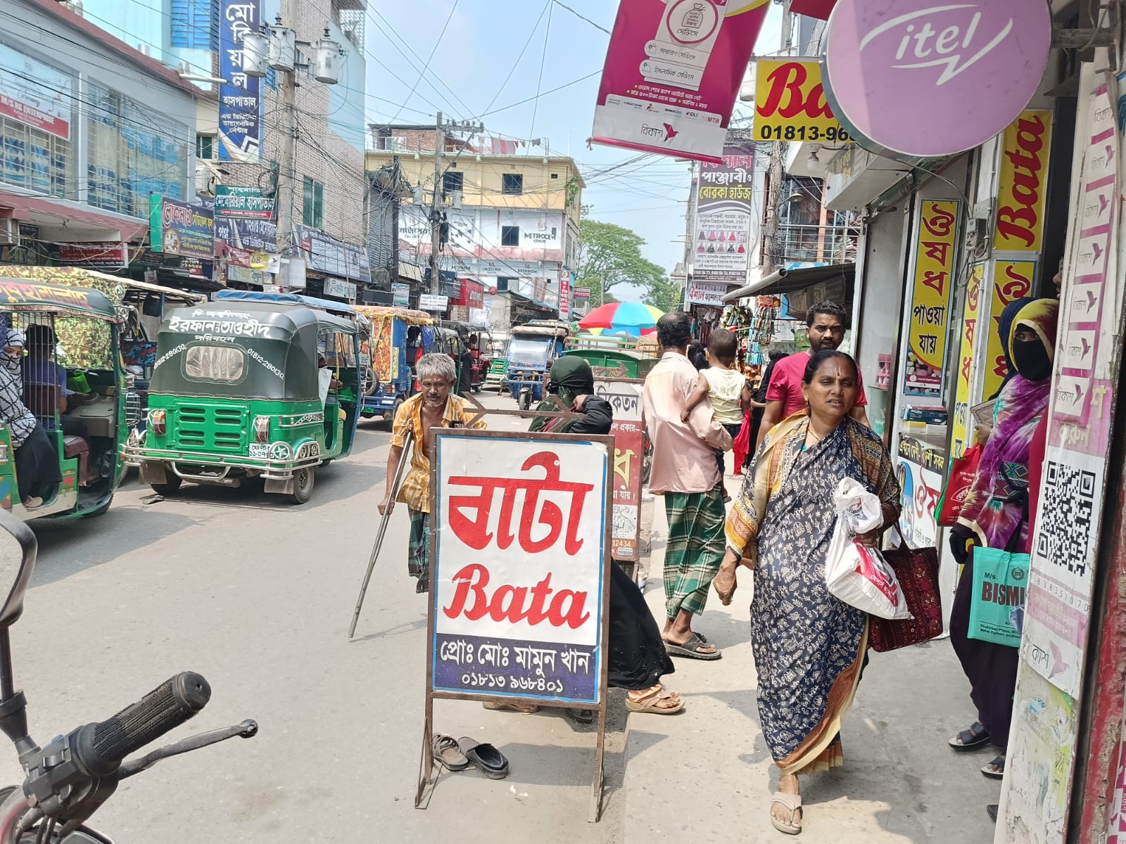 শাহরাস্তির প্রাণকেন্দ্র কালীবাড়ী, ঠাকুর বাজার জুড়ে ফুটপাত দখলের প্রতিযোগিতা, তীব্র যানজট ও দুর্ভোগ