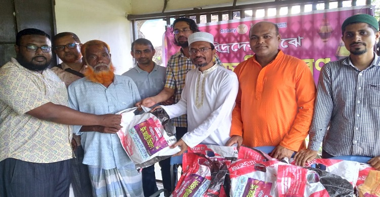 দরিদ্রদের মাঝে রোটারী ক্লাব অব চাঁদপুর হিলসা সিটির ঈদ সামগ্রী বিতরণ