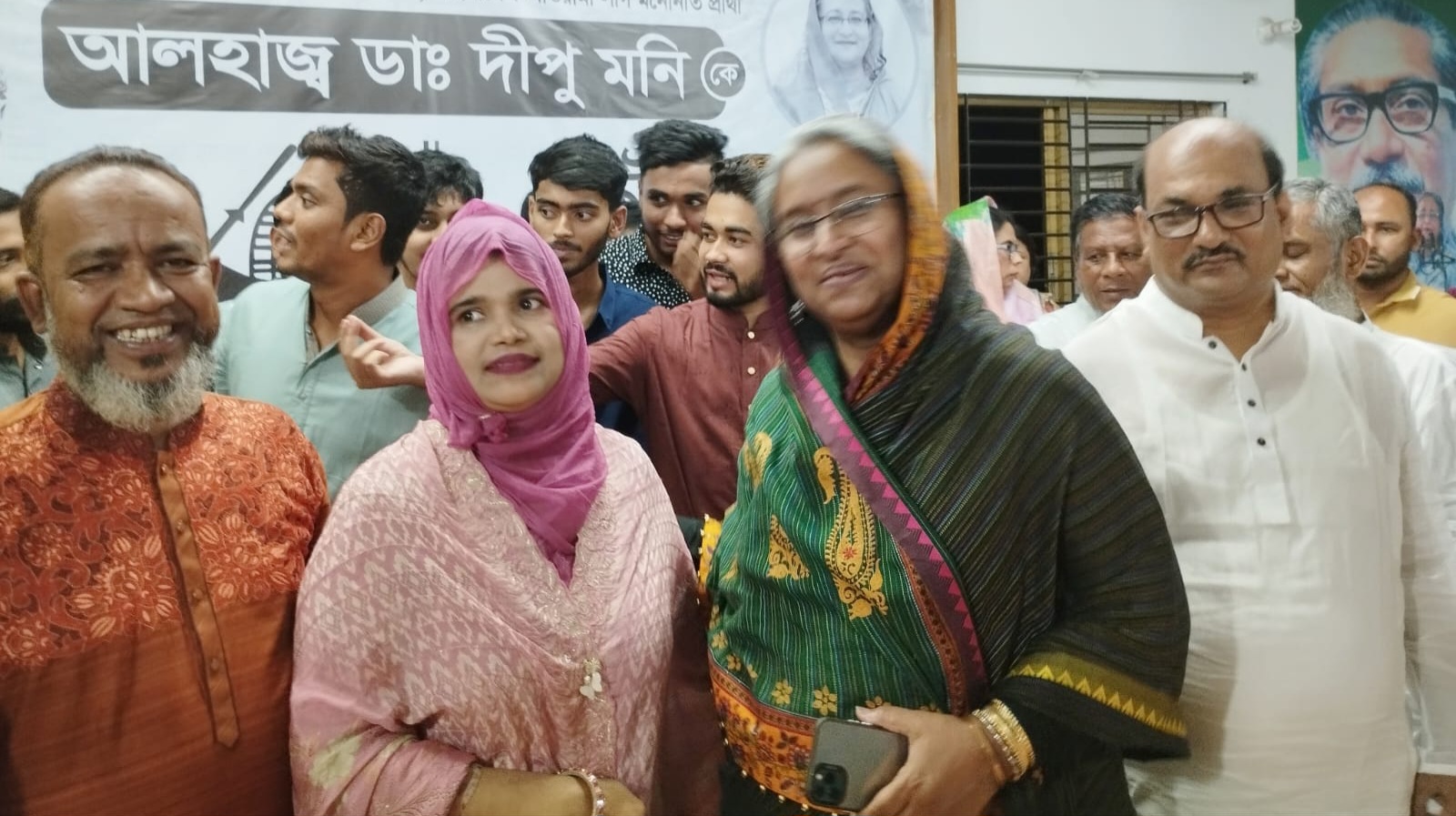 দলীয় নেতা-কর্মীদের সঙ্গে ঈদের শুভেচ্ছা বিনিময় করলেন ডাঃ দীপু মনি