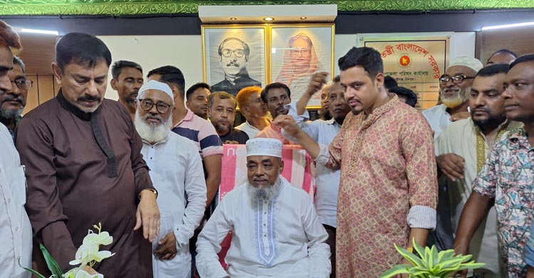 হাজীগঞ্জ উপজেলা পরিষদ চেয়ারম্যান ভাইস চেয়ারম্যানগণ দায়িত্ব বুঝে নিলেন