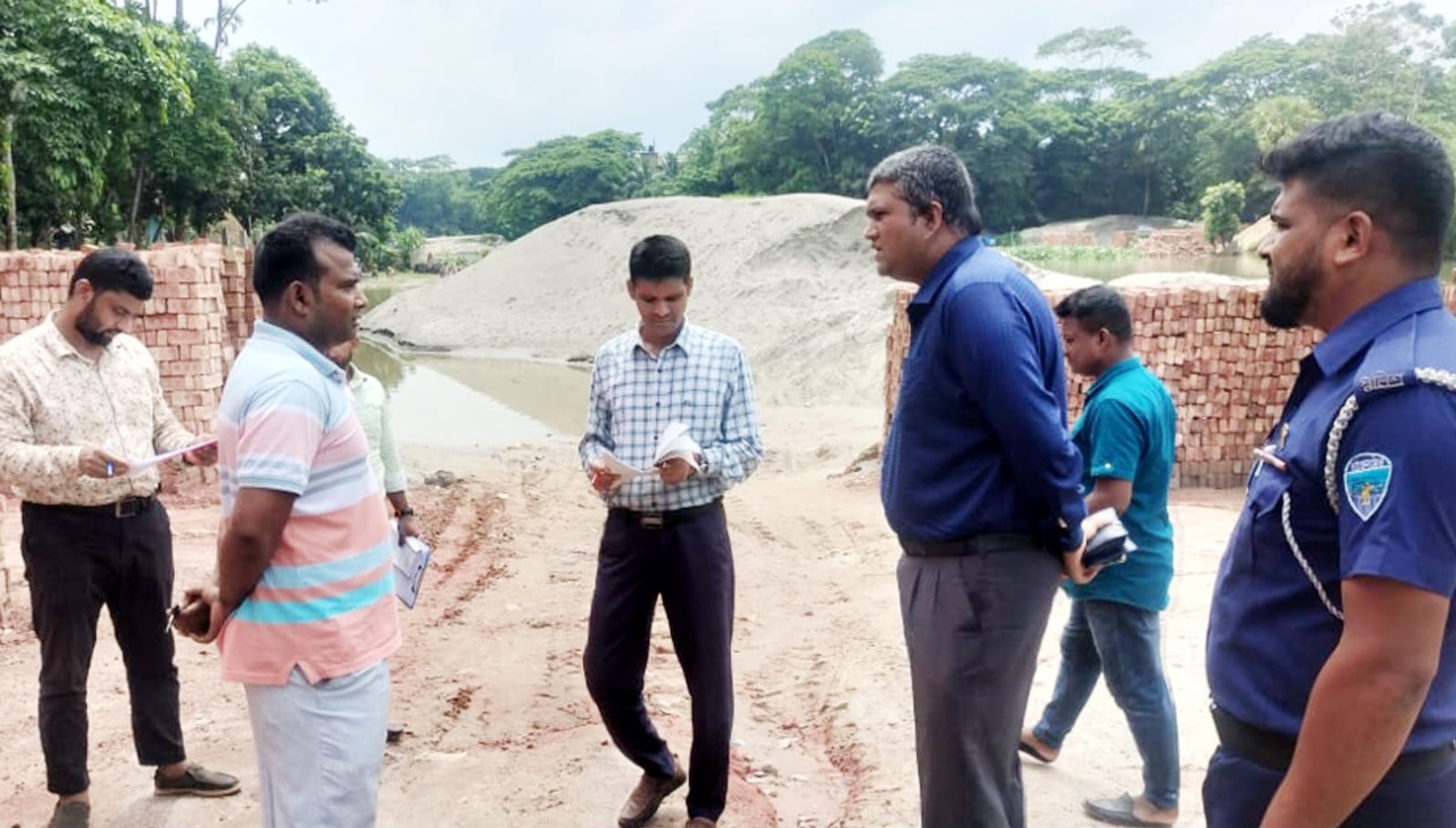 চাঁদপুরে উন্মুক্ত স্থানে ইট-বালু ব্যবসা, তিন ব্যবসায়িকে জরিমানা