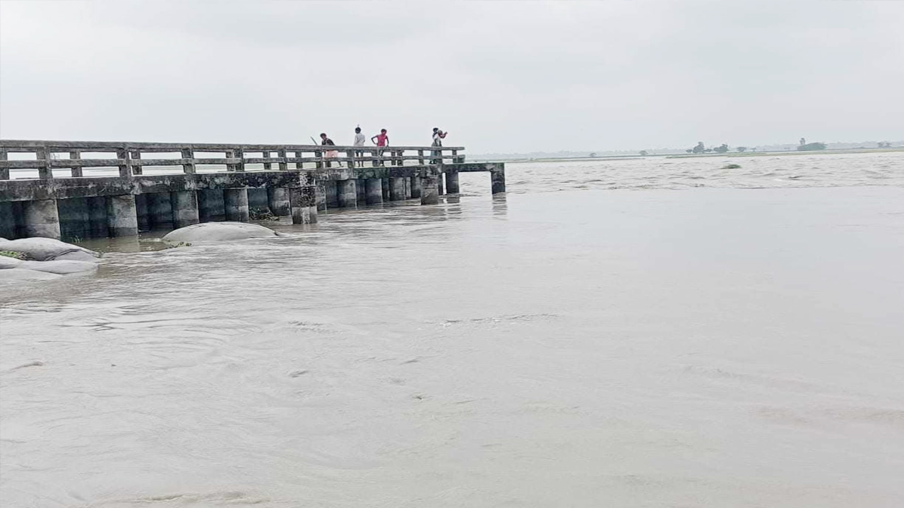 উত্তরাঞ্চলে আকস্মিক বন্যায় পানিবন্দি লক্ষাধিক মানুষ
