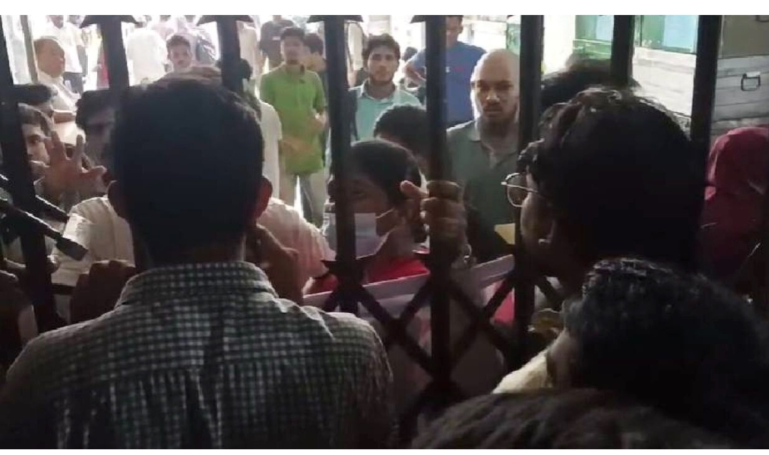 শিক্ষাবোর্ডে তালা দিয়ে এইচএসসিতে ফেল করা পরীক্ষার্থীদের আন্দোলন