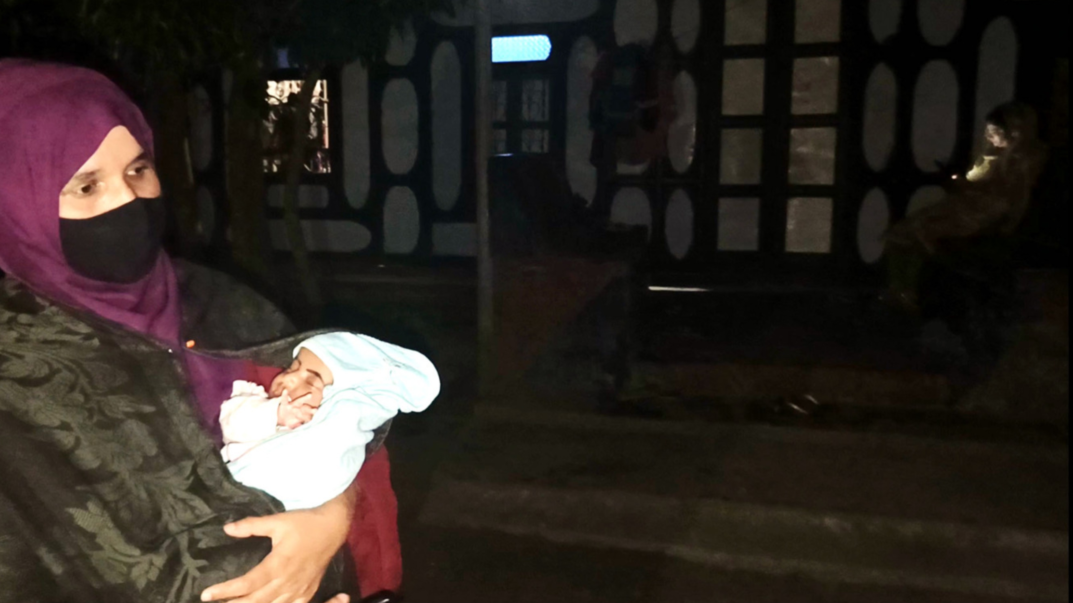 কোলে শিশু সন্তান নিয়ে স্বামীর অধিকারের দাবিতে স্ত্রীর অবস্থান