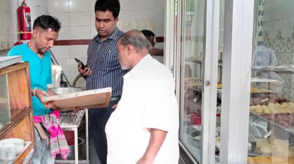 রং মিশিয়ে মিষ্টি তৈরিসহ অন্য অপরাধে তিন প্রতিষ্ঠানকে জরিমানা