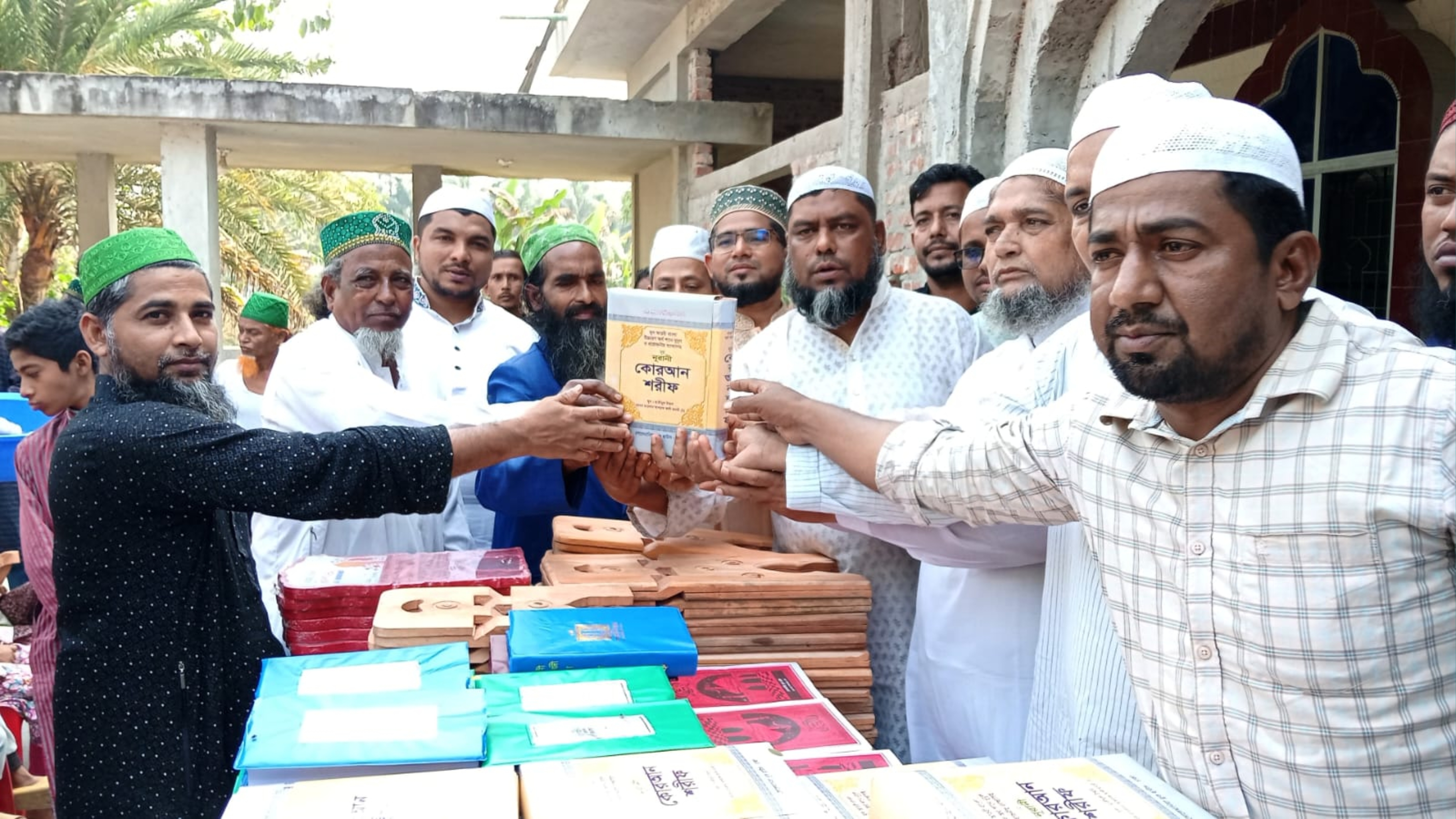 কচুয়ায় সামাজিক সংগঠন আলোর পথের  ধর্মীয় শিক্ষা উপকরণ বিতরণ