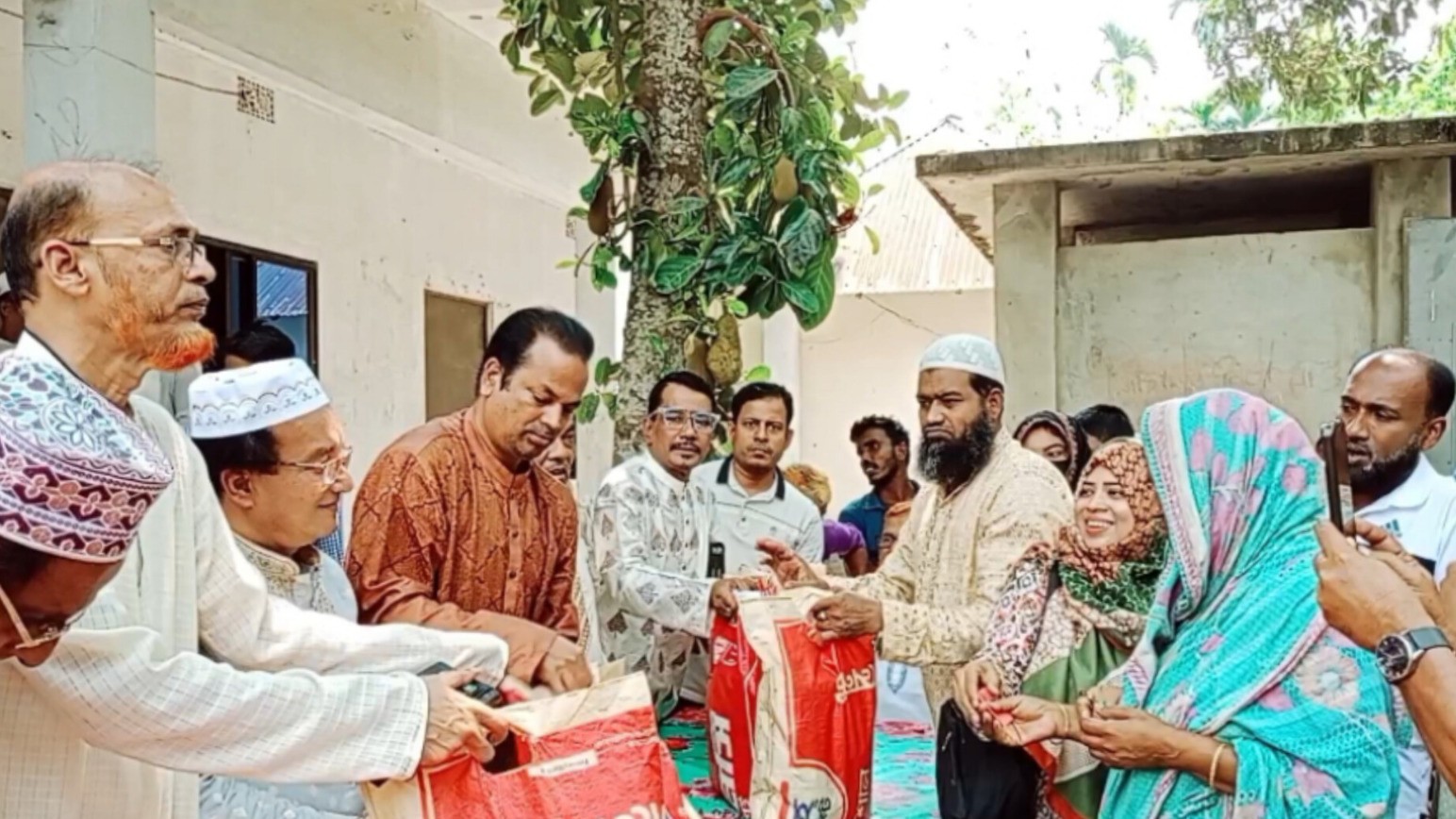 বালিথুবায় আলহাজ্ব এম এ হান্নানের পক্ষে ঈদের উপহার বিতরণ