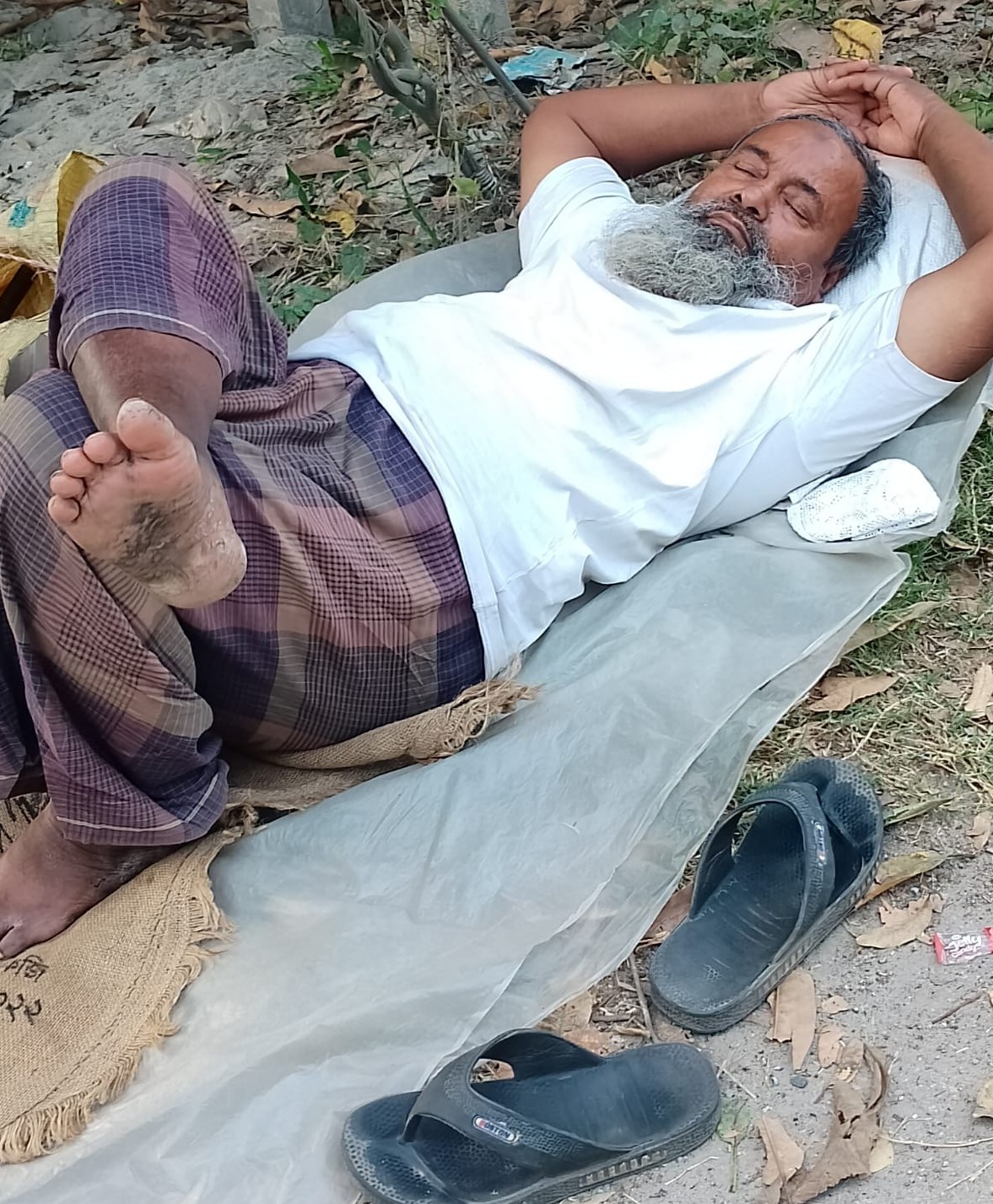 সড়কের পাশে পথিকের প্রশান্তির ঘুম !