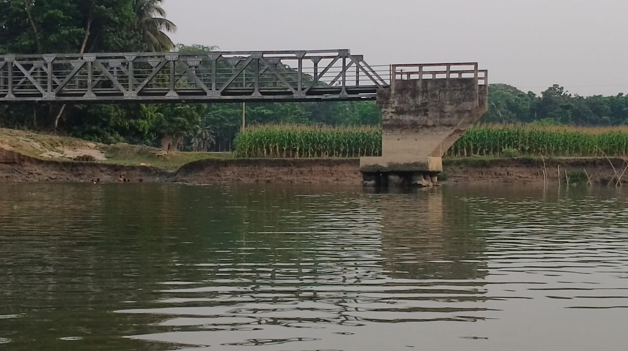 বিষ্ণুপুরে ধনাগোদা নদীর গ্রাসে রাস্তা বিলীন! ঠায় দাঁড়িয়ে বেইলি ব্রিজ