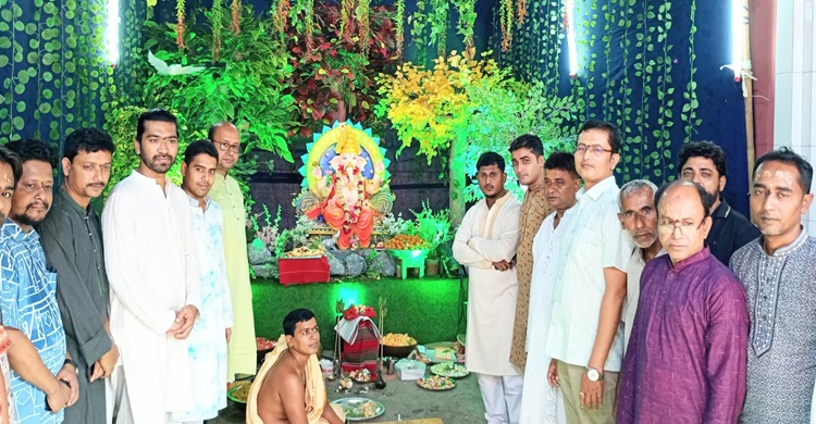 পুরাণবাজার বারোয়ারি মণ্ডপে সনাতনী ব্যবসায়ীদের গণেশ পূজো