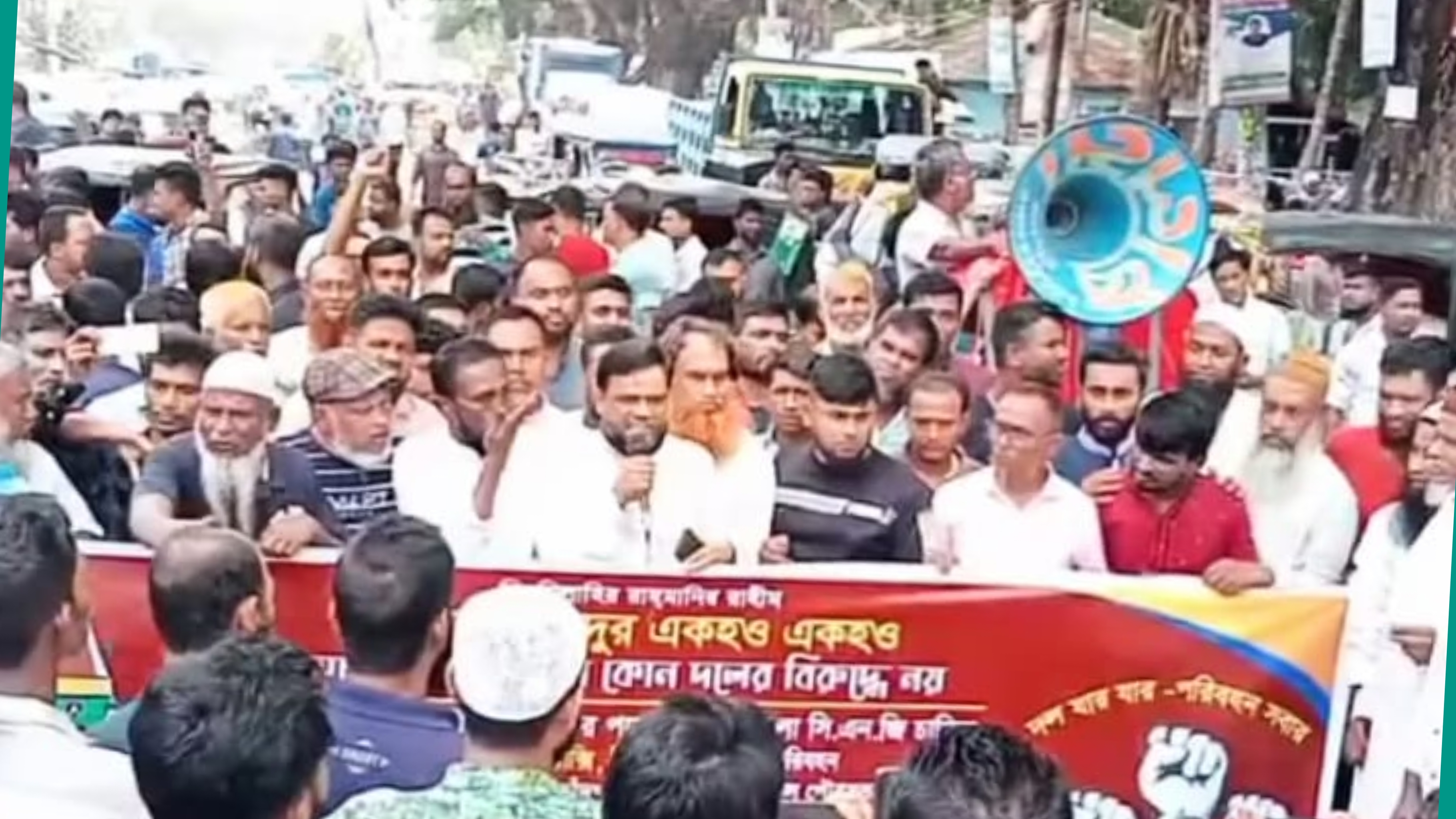 চাঁদপুর পৌরসভার টোল আদায় বন্ধের দাবিতে রাস্তা অবরোধ করে সিএনজি চালকদের বিক্ষোভ, জনভোগান্তি