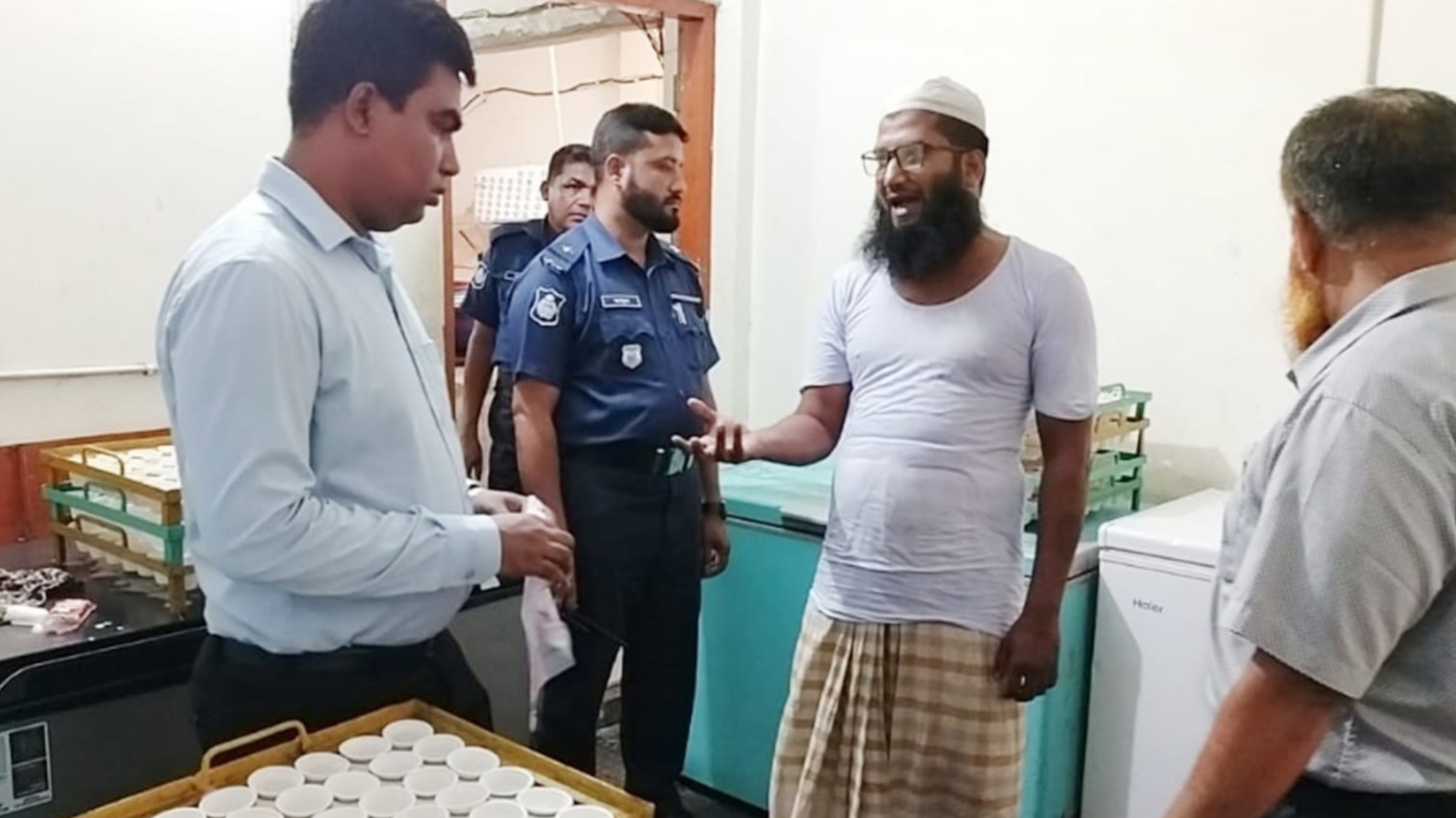 মেয়াদোত্তীর্ণের তারিখ ছাড়া আইসক্রিম-দধি তৈরি!