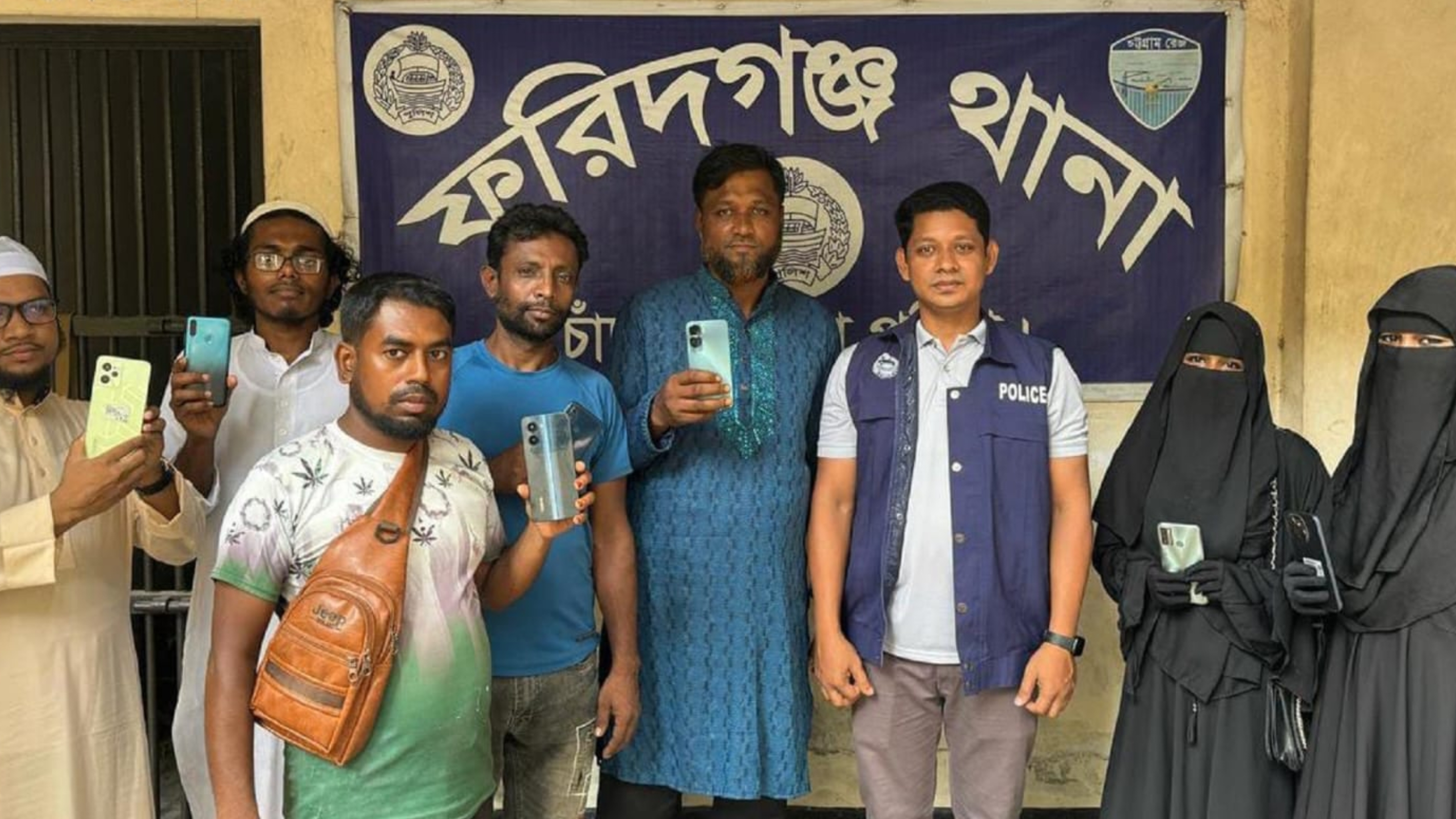হারিয়ে যাওয়া সাত মুঠো ফোন উদ্ধার করলো ফরিদগঞ্জ থানা পুলিশ
