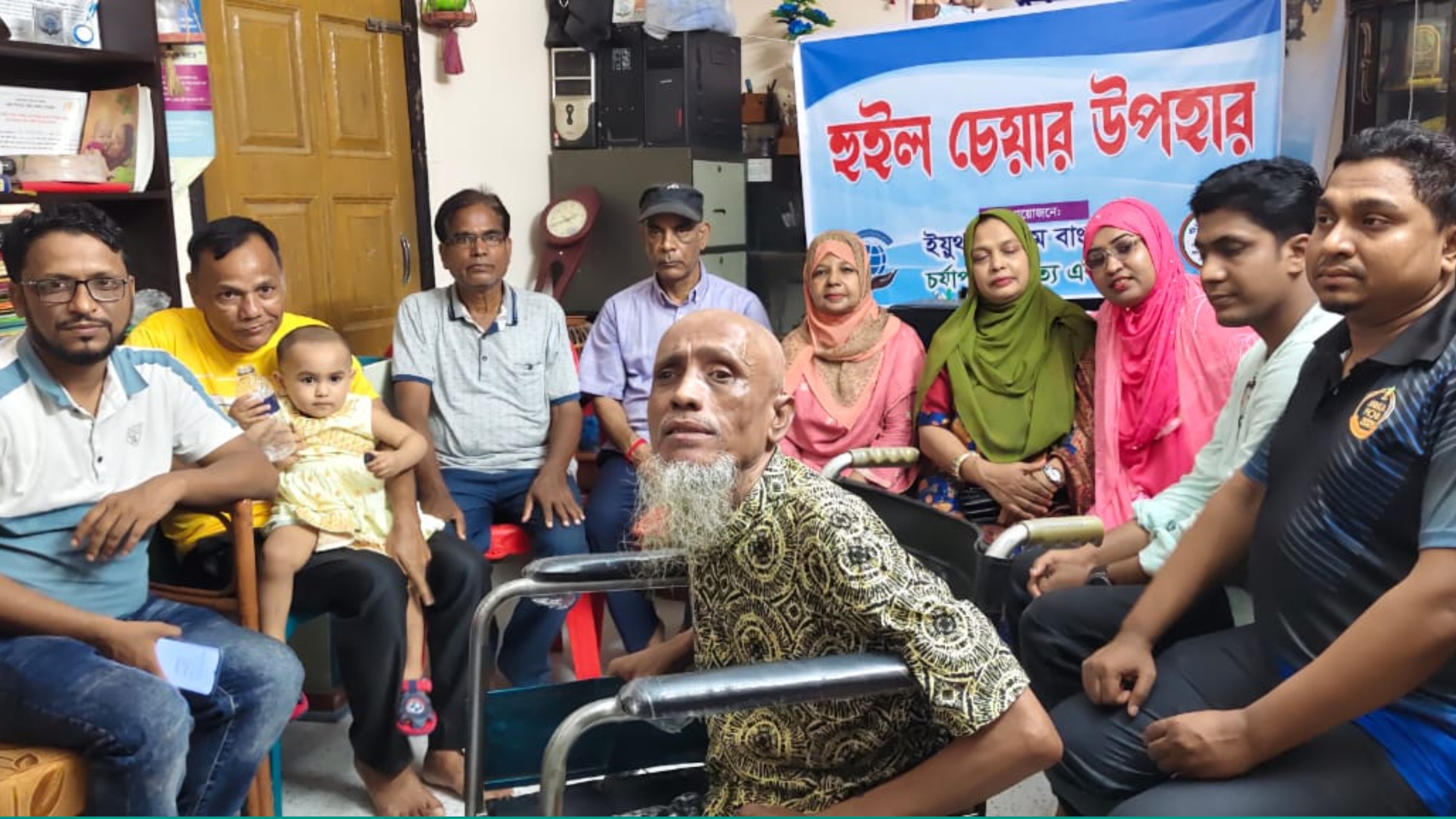 অসুস্থ শ্রমিককে হুইল চেয়ার উপহার দিলো ইয়ুথ ফোরাম ও চর্যাপদ একাডেমি