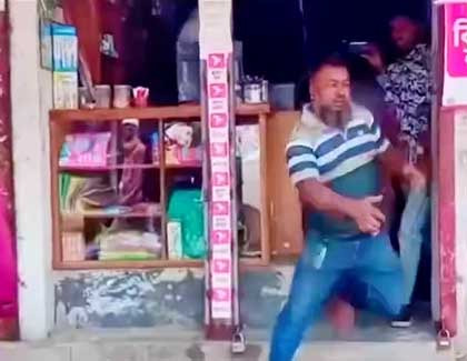 দৌড়ে পালানো সেই শিক্ষক এখনো ধরা-ছোঁয়ার বাইরে