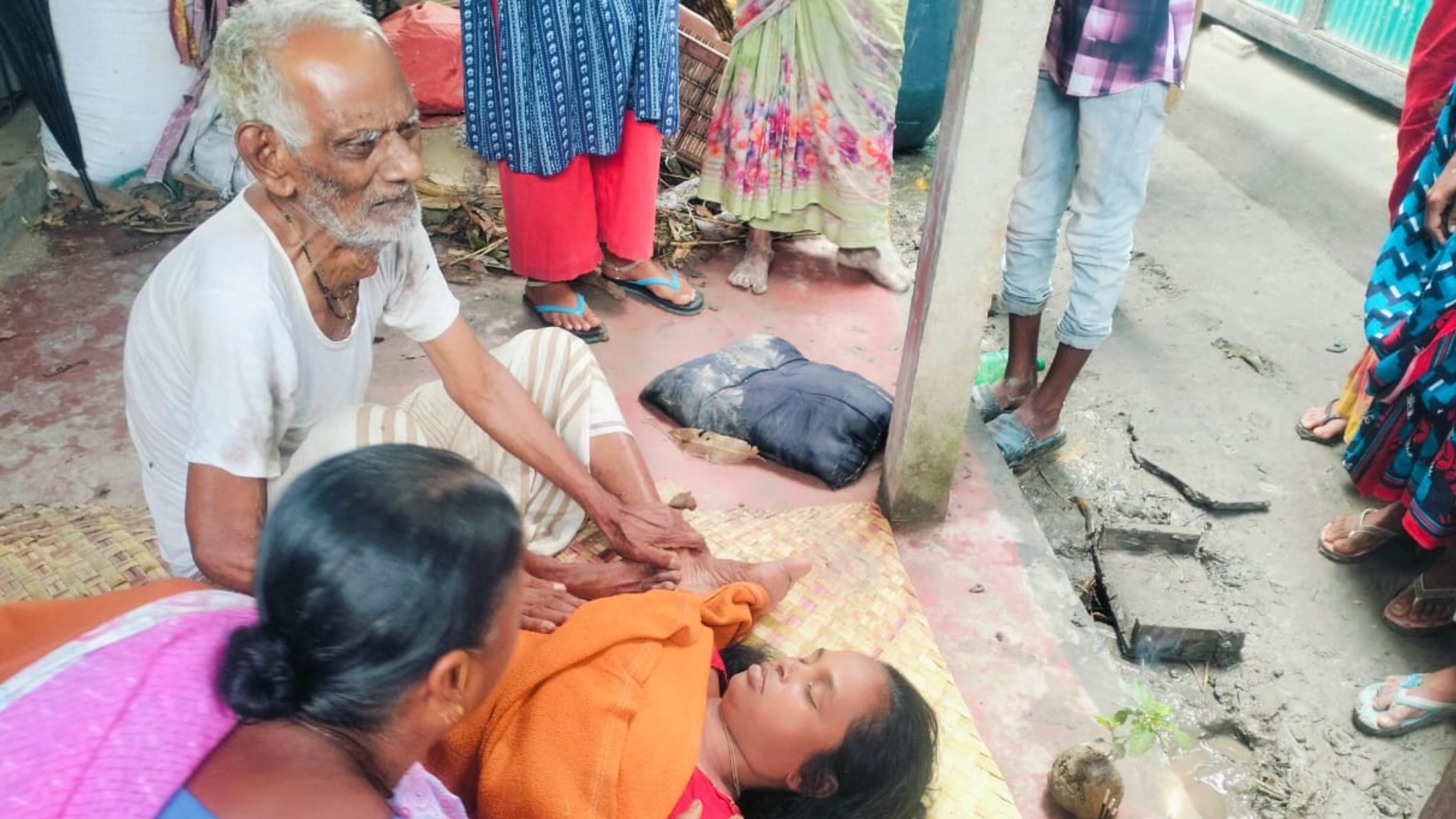 খড় আনতে গিয়ে বজ্রপাতে কৃষাণীর মৃত্যু