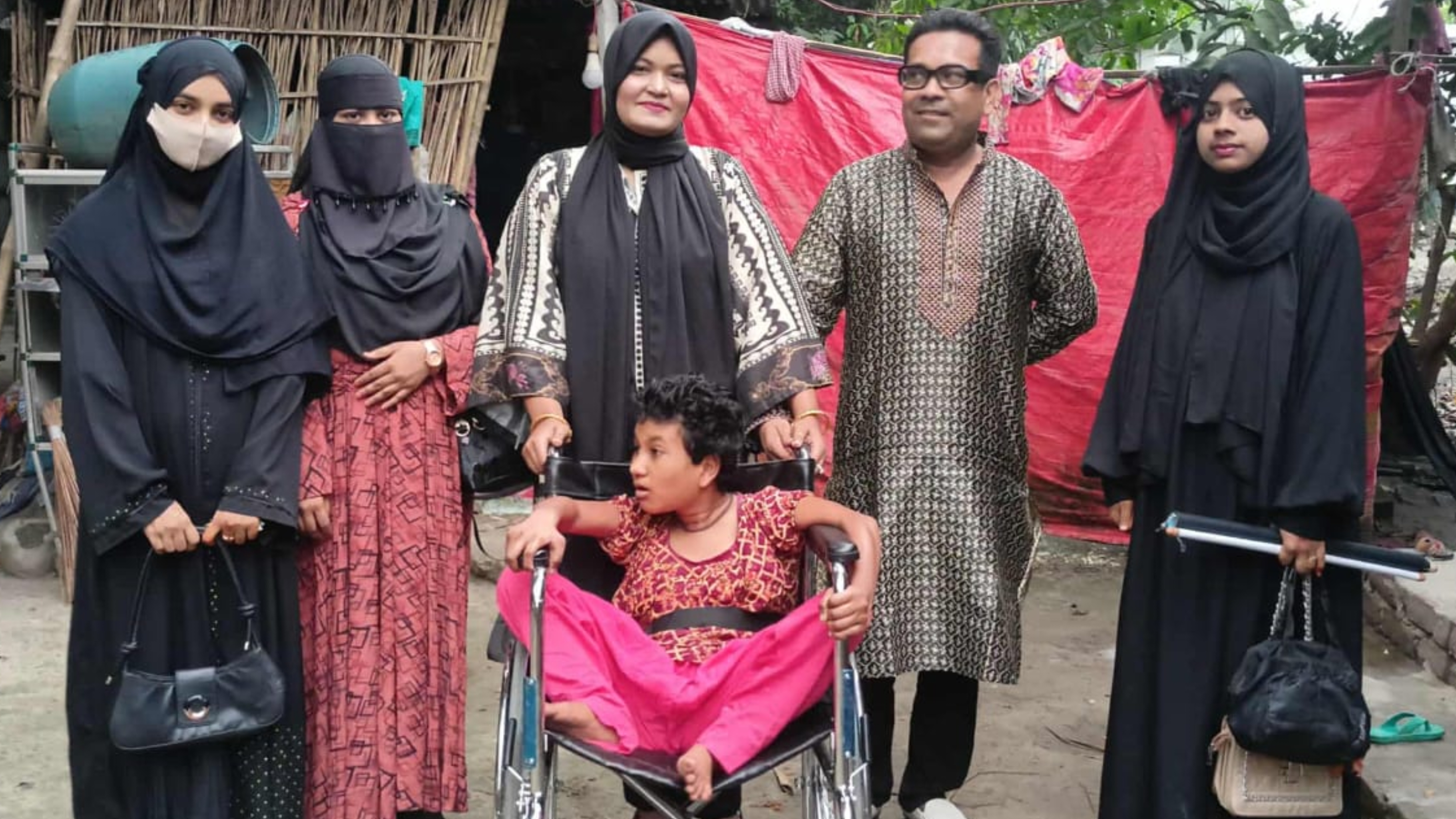 অসহায় প্রতিবন্ধীর মাঝে বিজয়ীর হুইল চেয়ার বিতরণ
