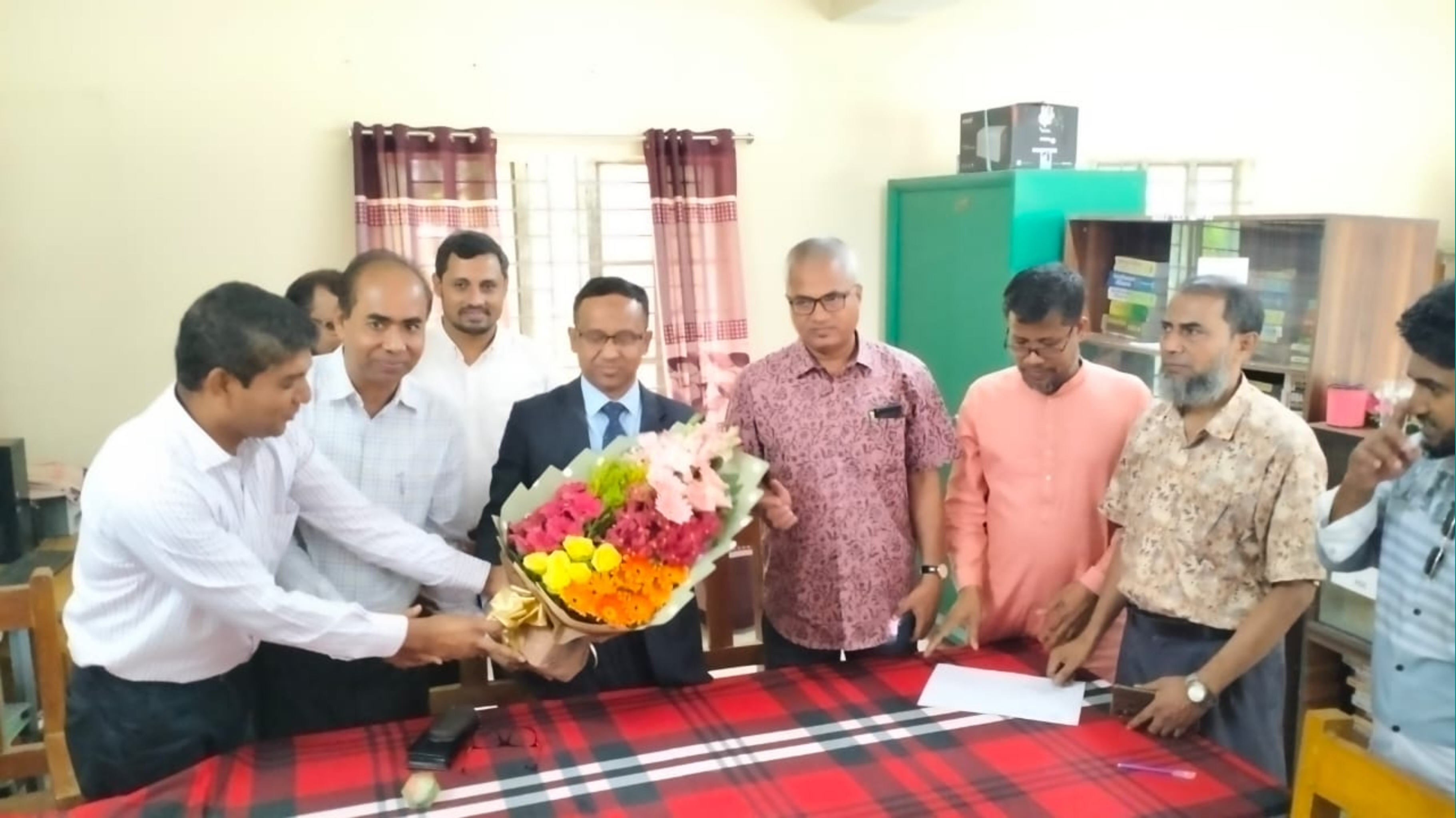 মেহের ডিগ্রি কলেজে ফুলেল শুভেচ্ছা ও ভালোবাসায় সিক্ত হলেন আনোয়ার হোসেন খোকন