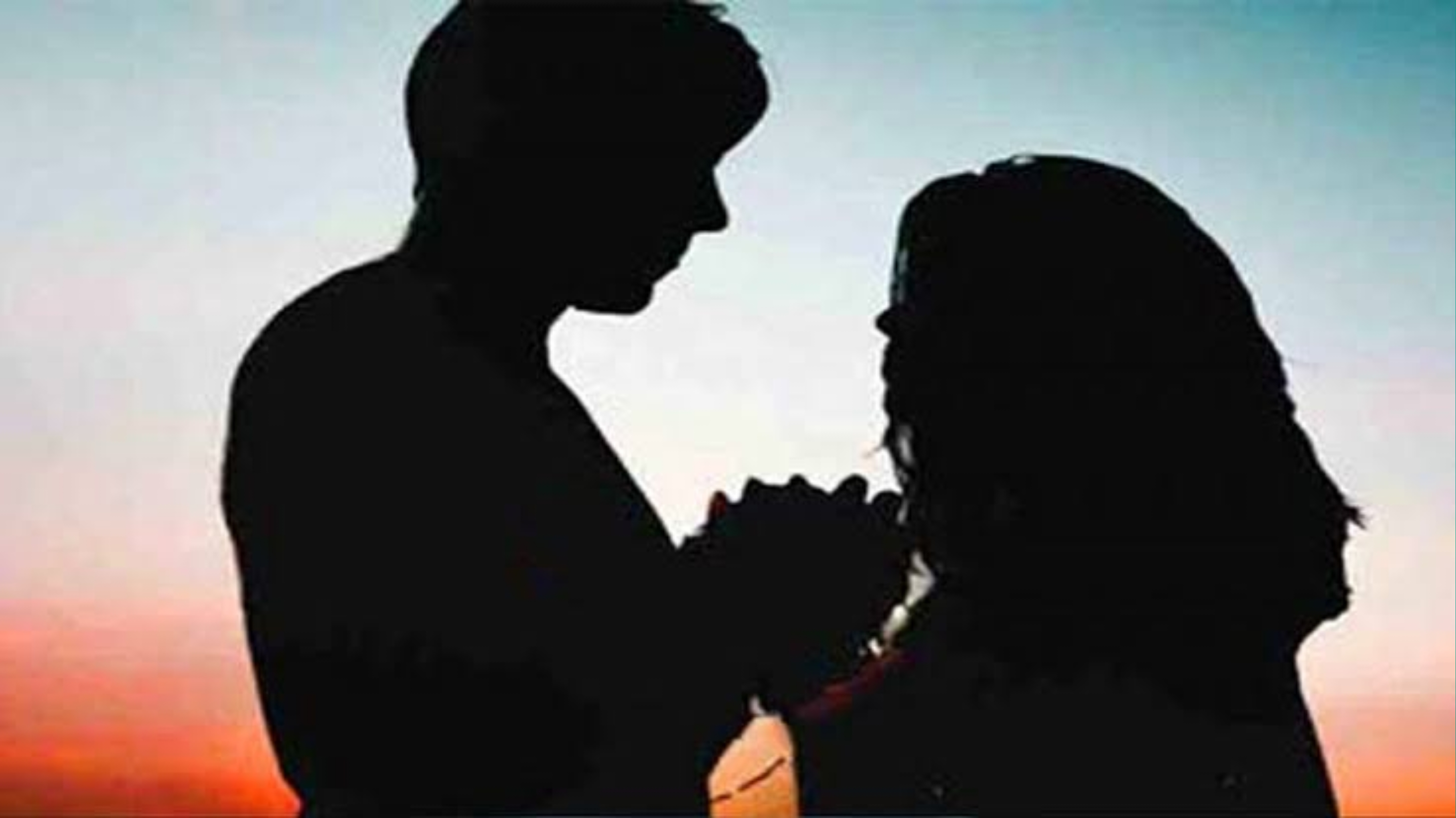 পরকীয়া প্রেমিকের সঙ্গে হাতেনাতে আটক প্রবাসীর স্ত্রী