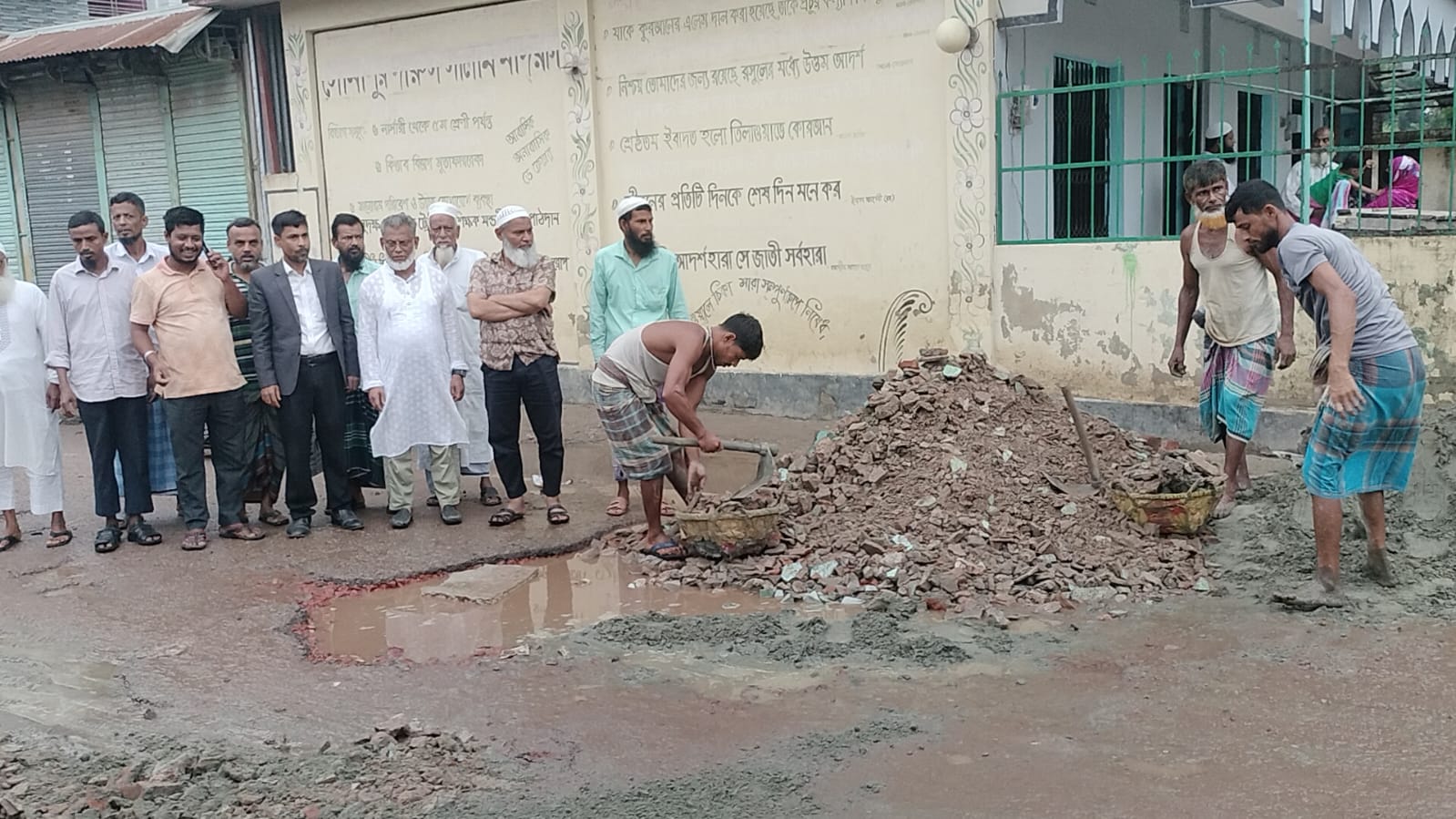 বিএনপি নেতার অর্থায়নে ২ কিলোমিটার সড়ক সংস্কার