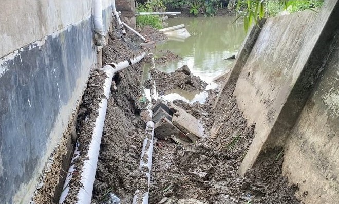 নোয়াখালীতে প্রতিবেশীর সীমানা প্রাচীর ঘেঁষে পুকুর খনন, হুমকির মুখে কোটি টাকার পাকা বাড়ি
