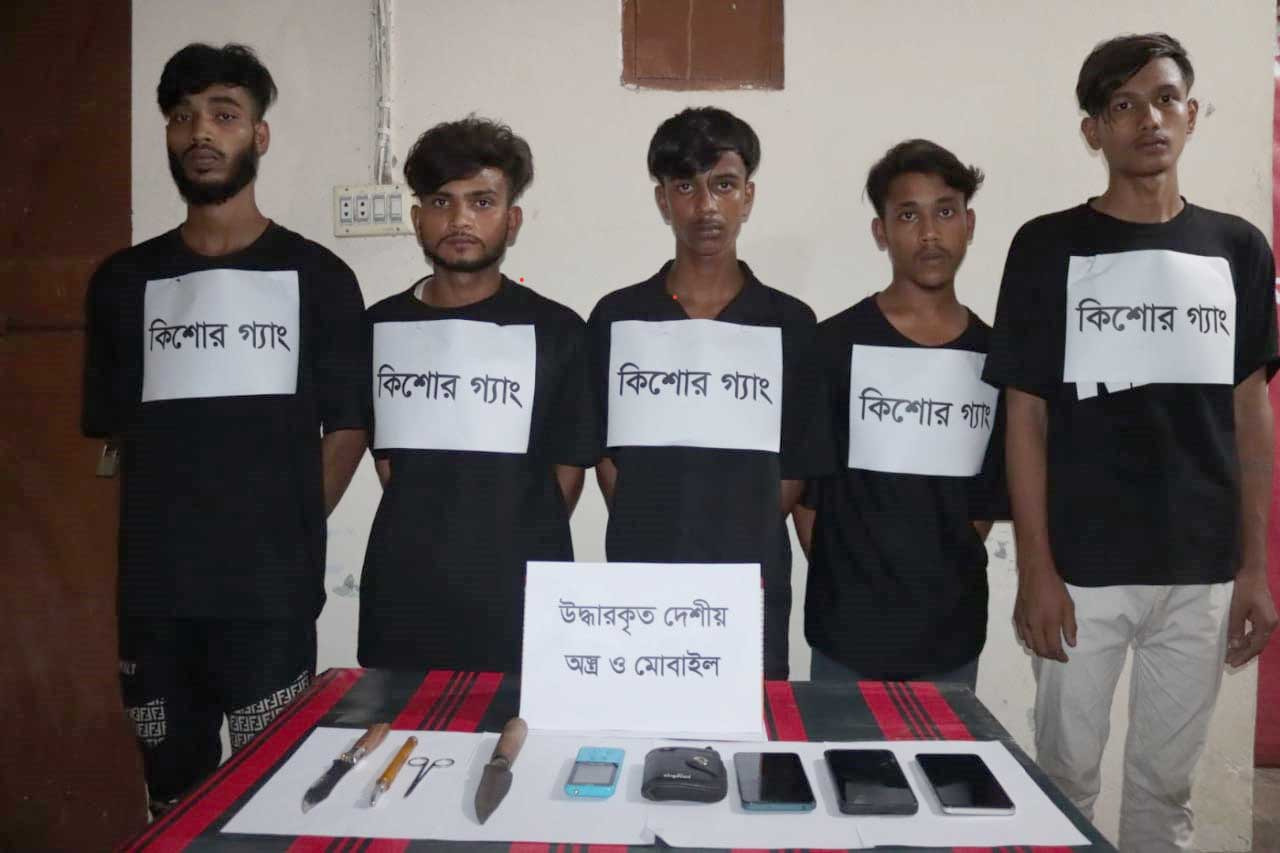 মতলবে অস্ত্রসহ কিশোর গ্যাংয়ের ৫ সদস্য আটক
