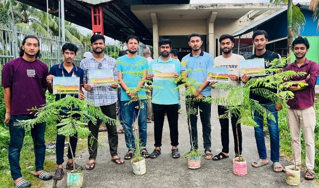 রেলস্টেশনের সৌন্দর্য বর্ধনে কৃষ্ণচূড়া ও রাধাচূড়া রোপণ