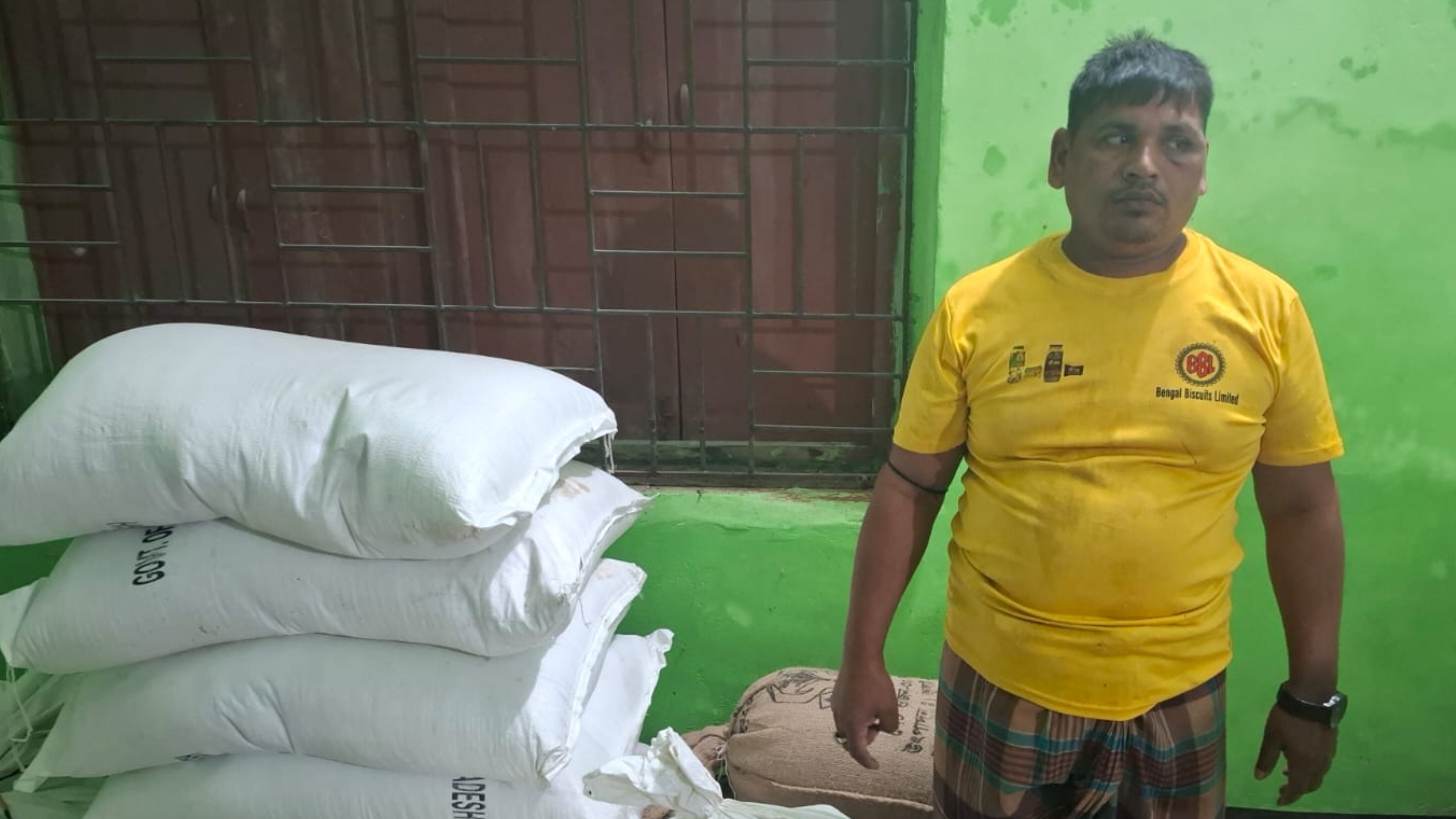 হাজীগঞ্জে গ্রাম পুলিশের ঘরে মিললো ২০ বস্তা সরকারি চাল