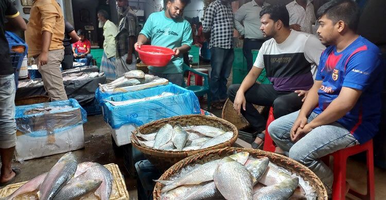 ইলিশের মূল্য নির্ধারণ মানবেন না ব্যবসায়ীরা