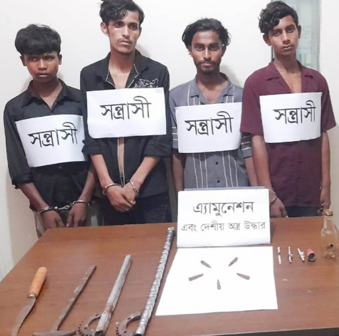 যৌথ বাহিনীর অভিযানে দেশীয় অস্ত্রসহ ৪ সন্ত্রাসী, মোবাইল চোর ও মাদক কারবারি গ্রেপ্তার