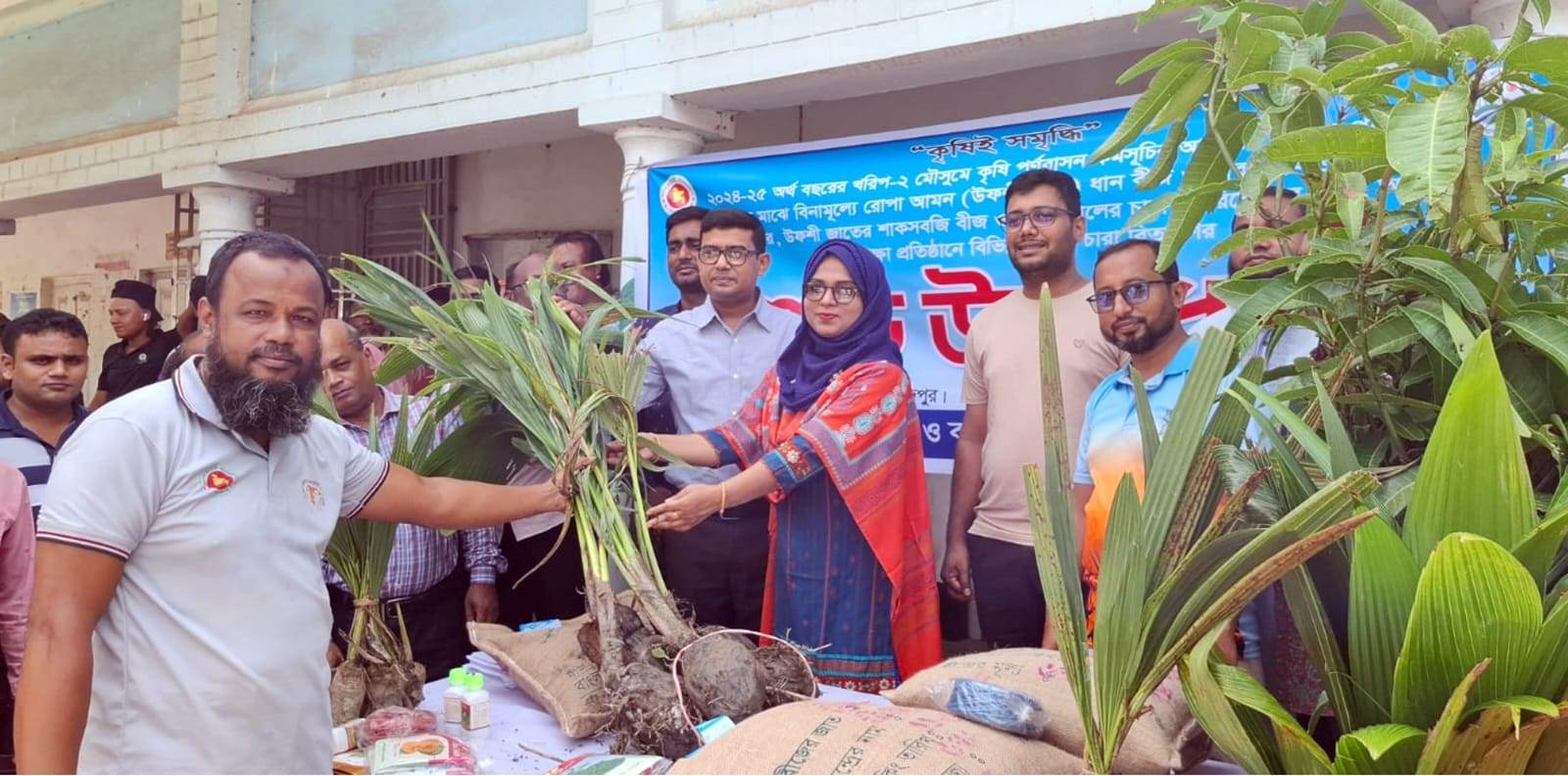বেশি করে ফল গাছ লাগান এবং ফলের উৎপাদন বৃদ্ধি করুন ..... .......... ইউএনও সুলতানা রাজিয়া